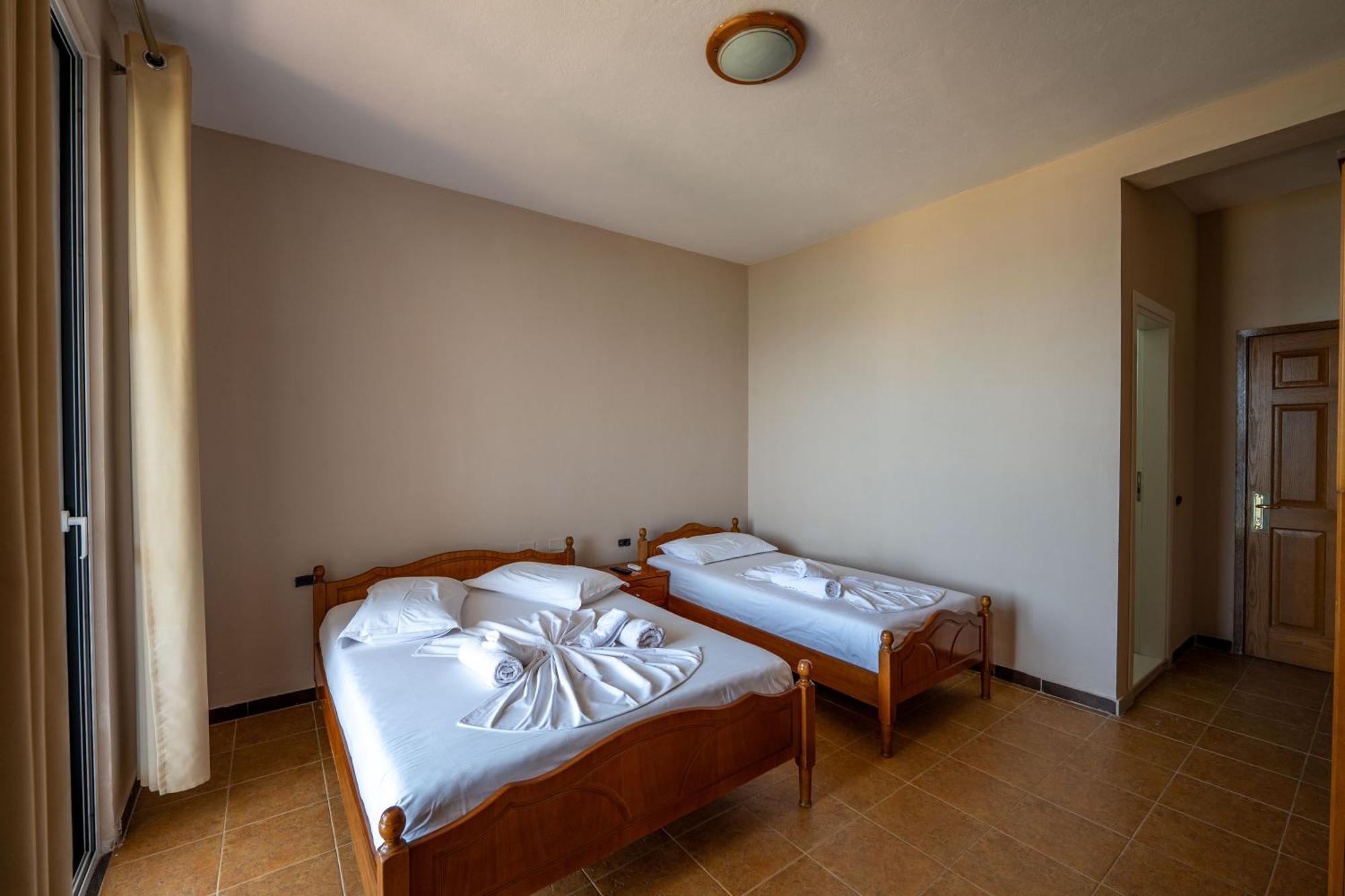 Hotel Nika Radhime Bagian luar foto