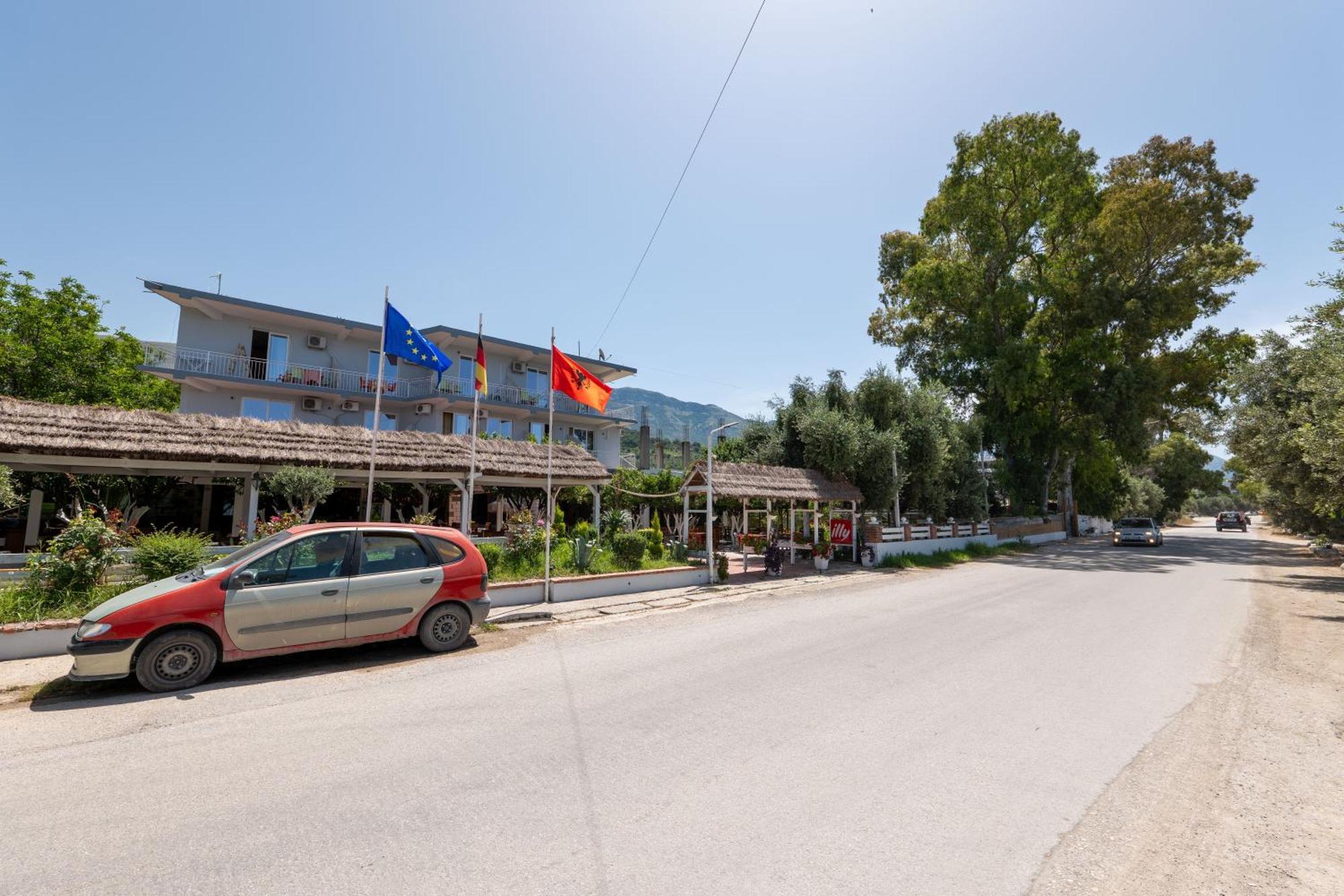Hotel Nika Radhime Bagian luar foto