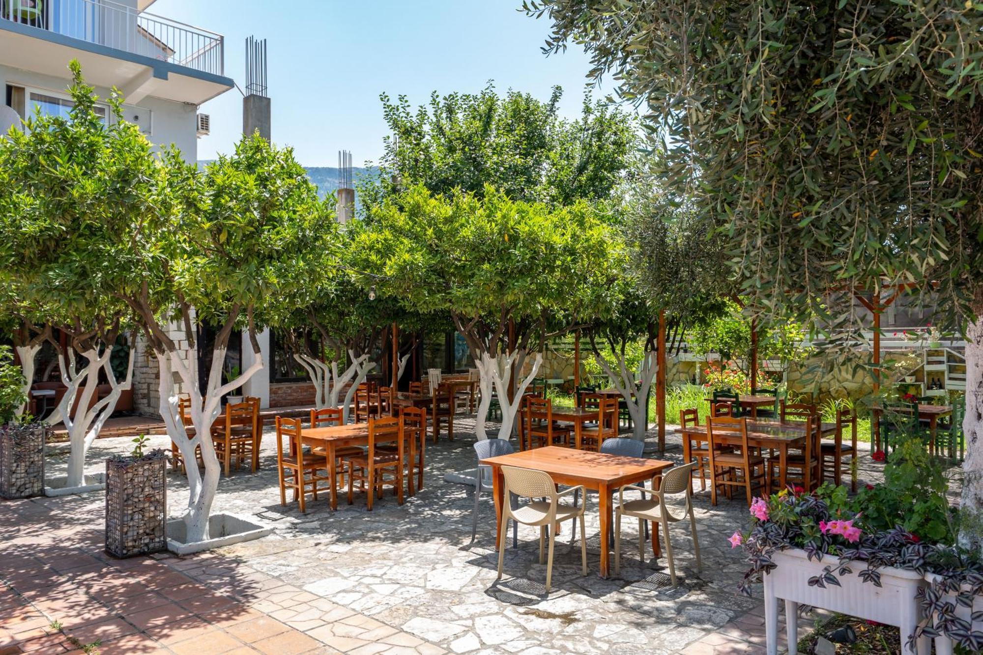 Hotel Nika Radhime Bagian luar foto
