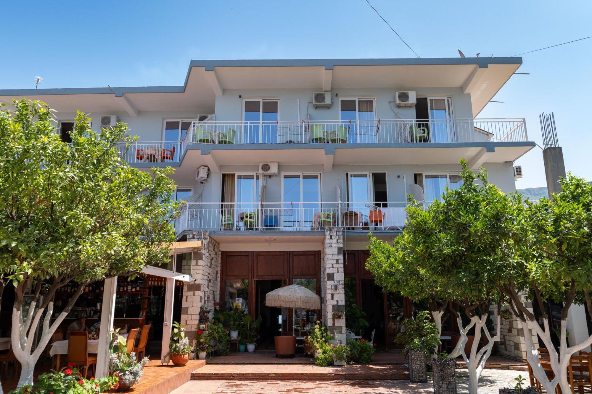Hotel Nika Radhime Bagian luar foto