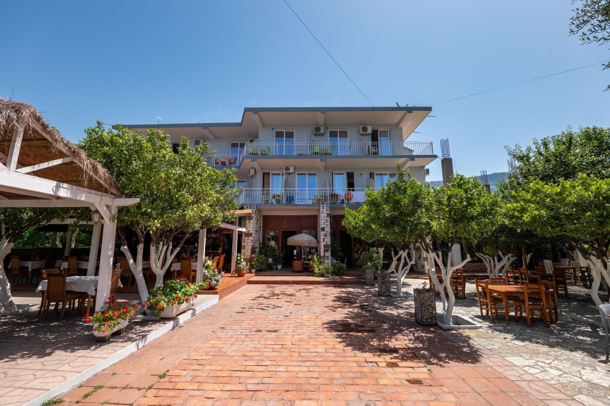 Hotel Nika Radhime Bagian luar foto