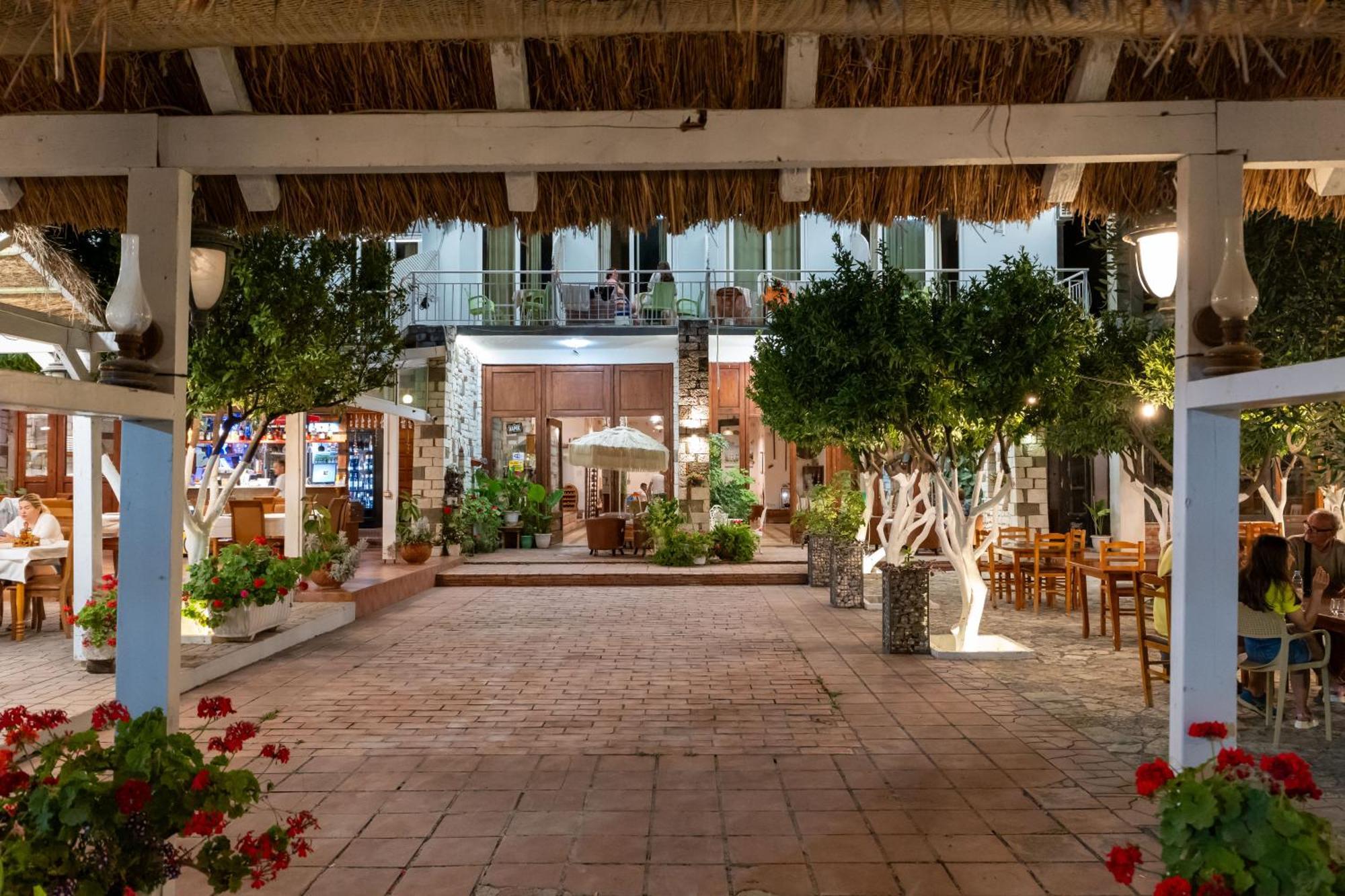 Hotel Nika Radhime Bagian luar foto