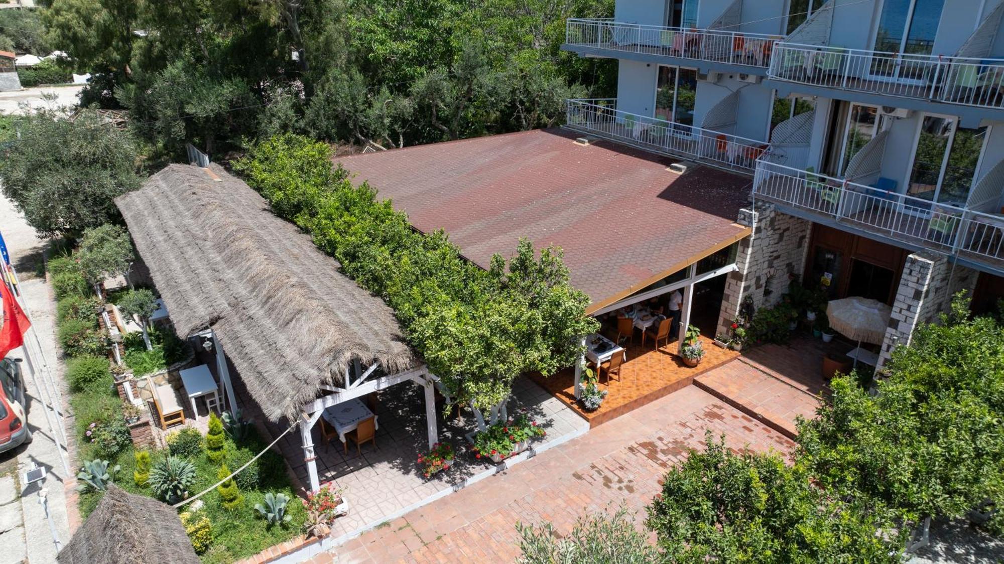 Hotel Nika Radhime Bagian luar foto