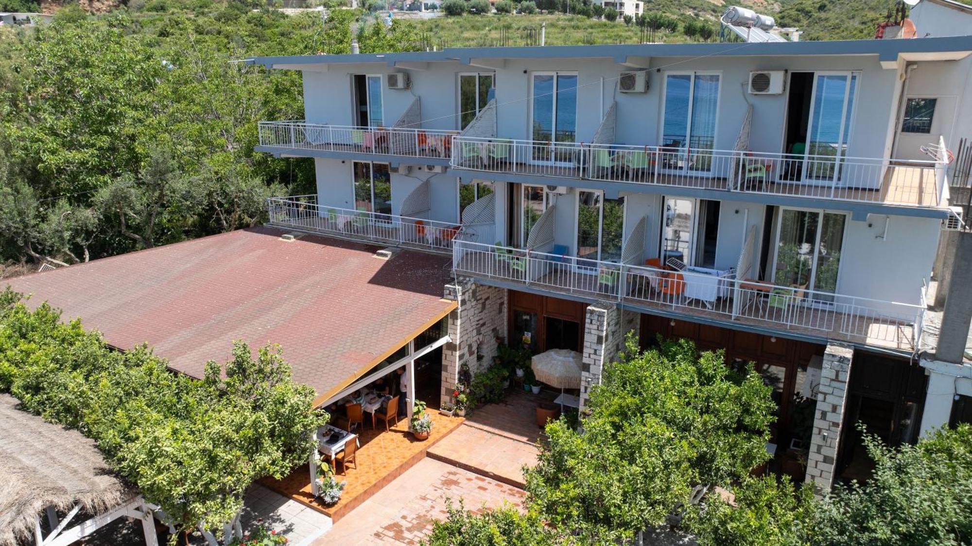 Hotel Nika Radhime Bagian luar foto